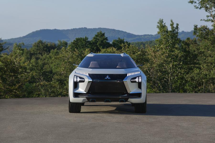  Mitsubishi e-Evolution Concept 2017 года  (фото 4 из 40)